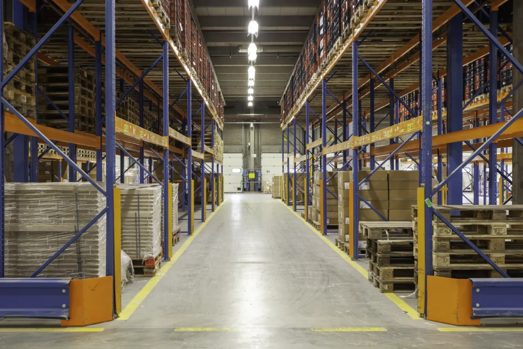 Interior de un almacén, vista de un pasillo