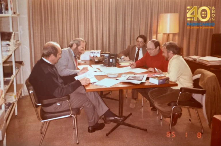 reunión-mesa-oficina-1985-fundadores
